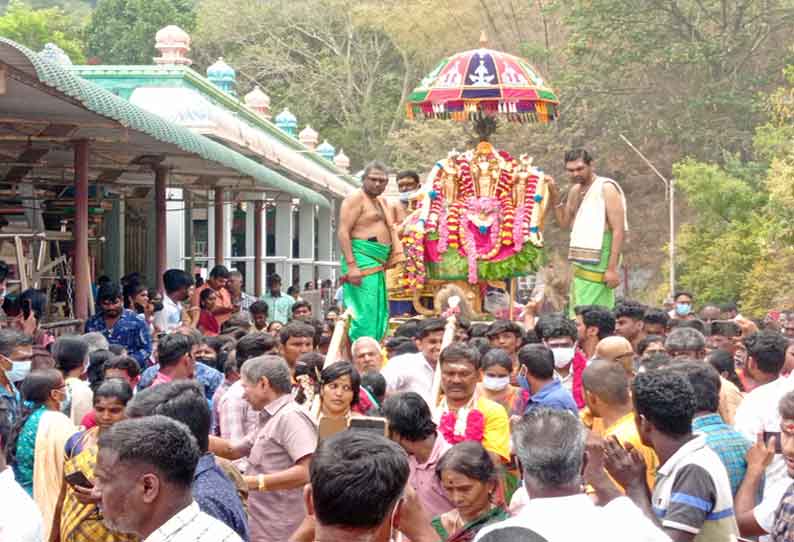 பங்குனி உத்திர திருவிழாவையொட்டி மருதமலை சுப்பிரமணிய சுவாமிக்கு பால்குடம், காவடி எடுத்து வந்து பக்தர்கள் தரிசனம் செய்தனர்