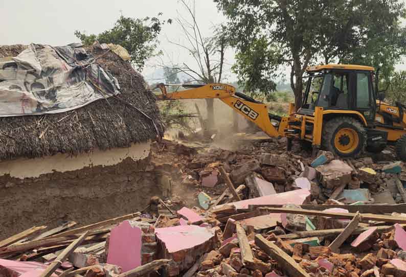 பாலக்கோடு அருகே நீர்நிலை ஆக்கிரமிப்பில் இருந்த 12 வீடுகள் இடித்து அகற்றம்