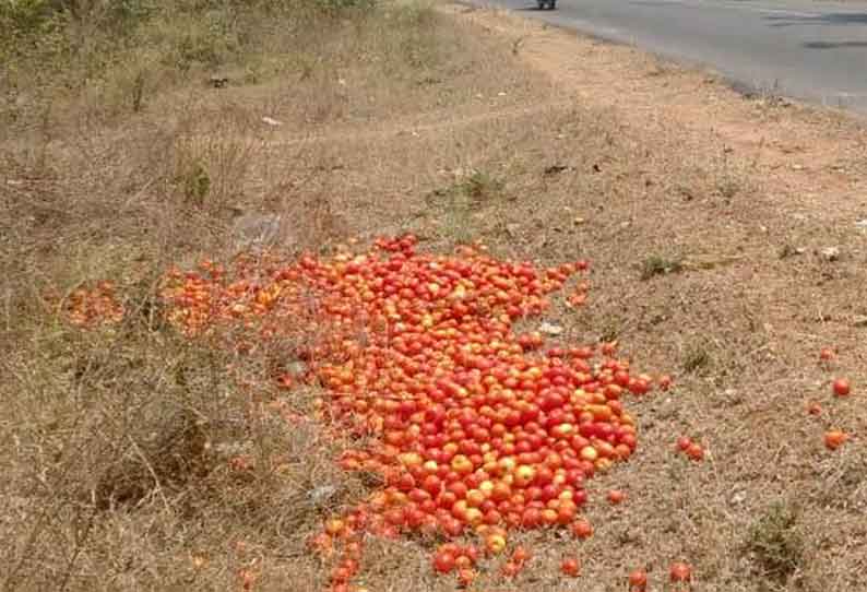 அரூர் பகுதியில் விலை வீழ்ச்சியால் சாலையோரம் கொட்டப்பட்ட தக்காளி