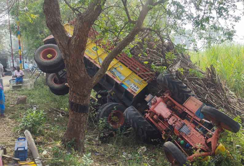 தலைகீழாக கவிழ்ந்த டிராக்டர்