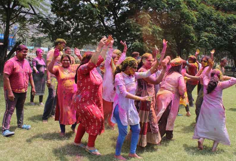 கிருஷ்ணகிரி மாவட்டத்தில் ஹோலி பண்டிகை கொண்டாட்டம்