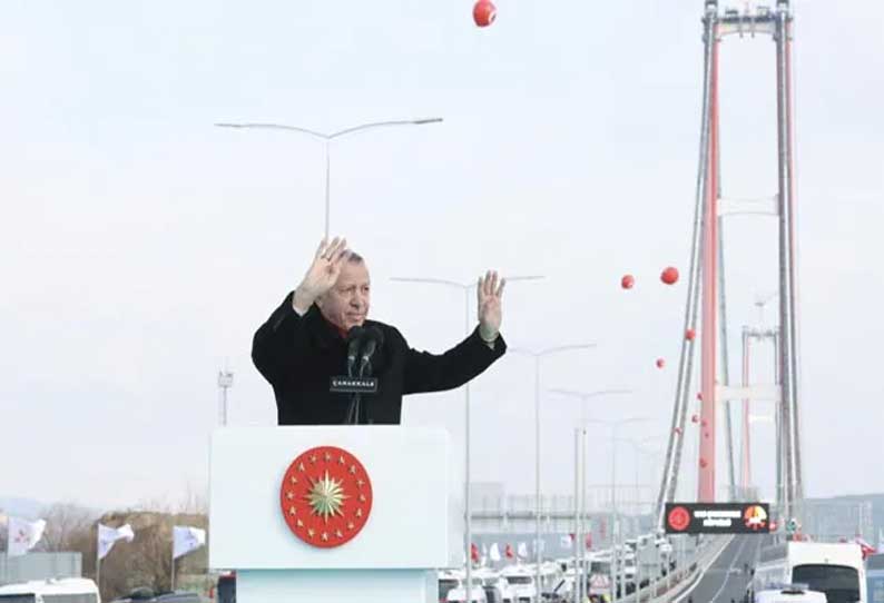 உலகின் மிக நீளமான தொங்கு பாலம் துருக்கியில் நேற்று திறக்கப்பட்டது 202203190048510176_Worlds-Longest-Suspension-Bridge-Inaugurated-In-Turkey_SECVPF