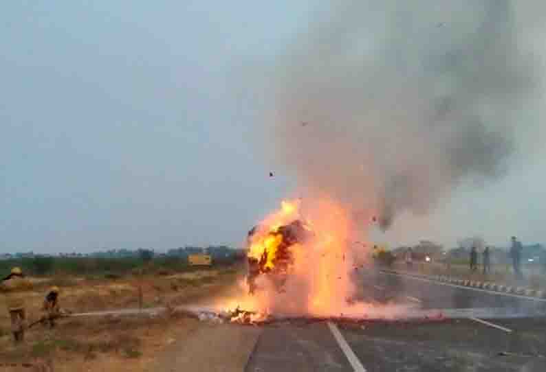 சரக்கு வேனில் திடீர் தீ; அட்டை பெட்டிகள் எரிந்து நாசம்