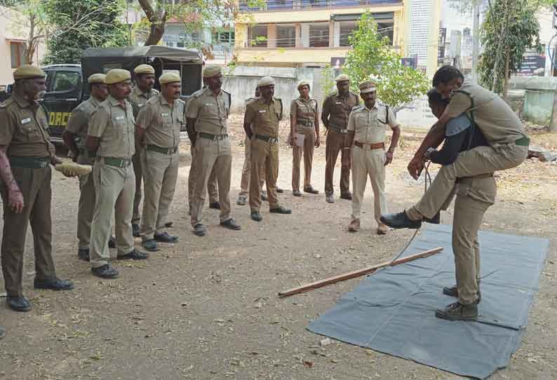 தீயில் சிக்கியவர்களை மீட்பது குறித்த பயிற்சி முகாம்