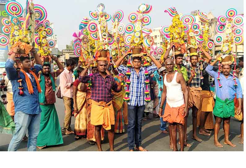 பங்குனி உத்திர திருவிழாவையொட்டி  பழனிக்கு தீர்த்தக்காவடி எடுத்து வந்த பக்தர்கள்