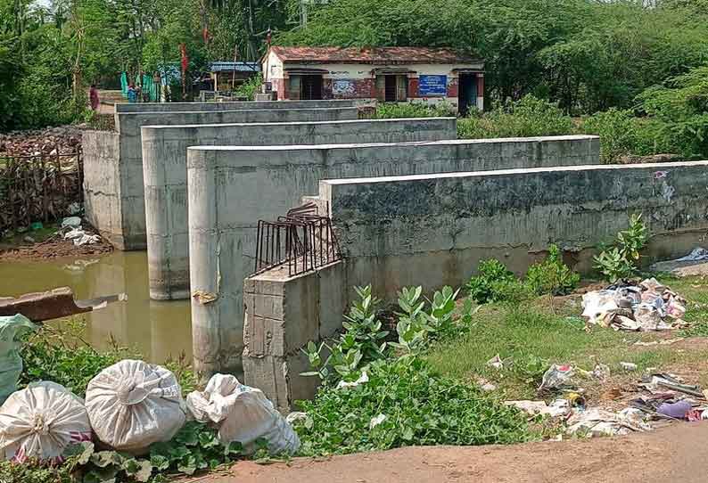 வடபாதிமங்கலம் கிளியனூர் பாலம் கட்டும் பணிகளை விரைந்து முடிக்க வேண்டும்