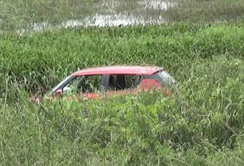 ஸ்ரீவைகுண்டம் அருகே குளத்தில் பாய்ந்த காரால் பரபரப்பு