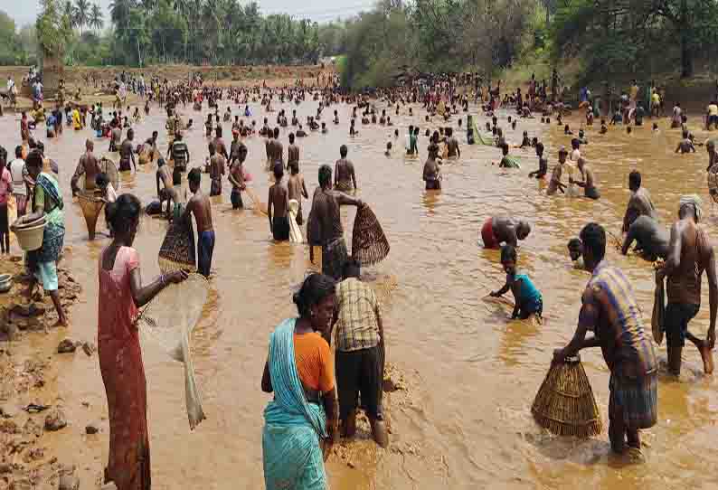 மீன்பிடி திருவிழாவில் மீன்களை பிடித்து மகிழ்ந்த கிராமமக்கள்