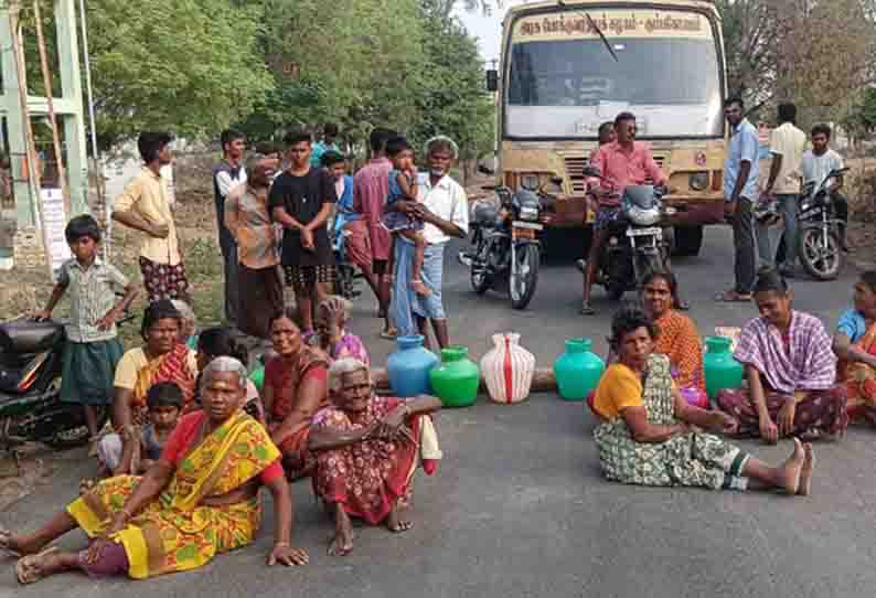 குடிநீர் கேட்டு பெண்கள் பஸ் மறியல்