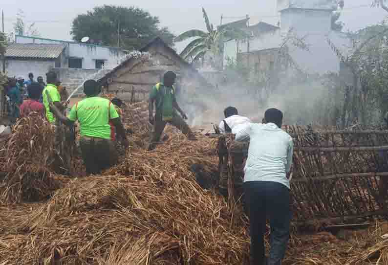 சோளத்தட்டை தீயில் எரிந்து நாசம்