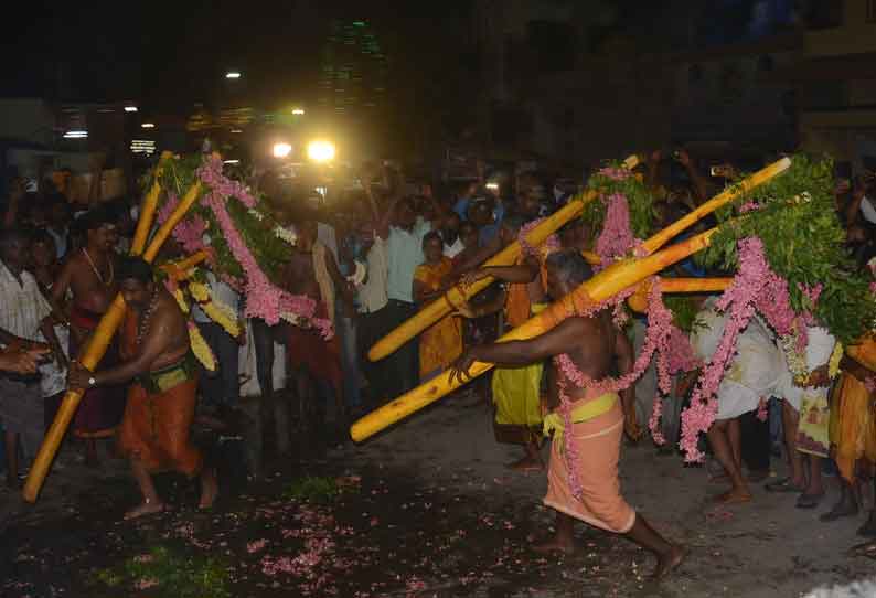 ஈரோடு பெரியமாரியம்மன்-வகையறா கோவில்களில் கம்பம் நடப்பட்டது