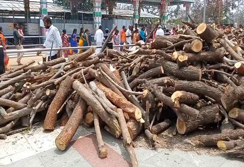 பண்ணாரி அம்மன் கோவிலில் குண்டம் அமைக்க விறகுகள் குவித்த பக்தர்கள்