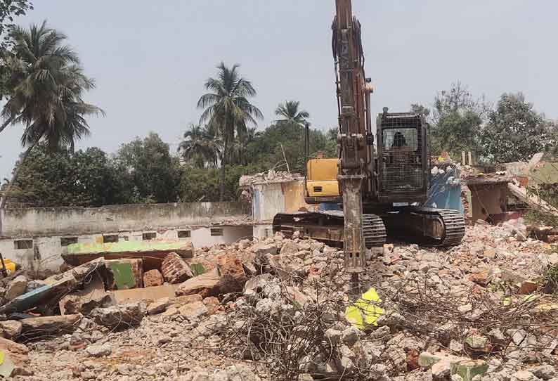 தஞ்சையில் தான் வசித்த குடியிருப்பை இடித்து தரைமட்டமாக்கிய மாநகராட்சி ஆணையர்