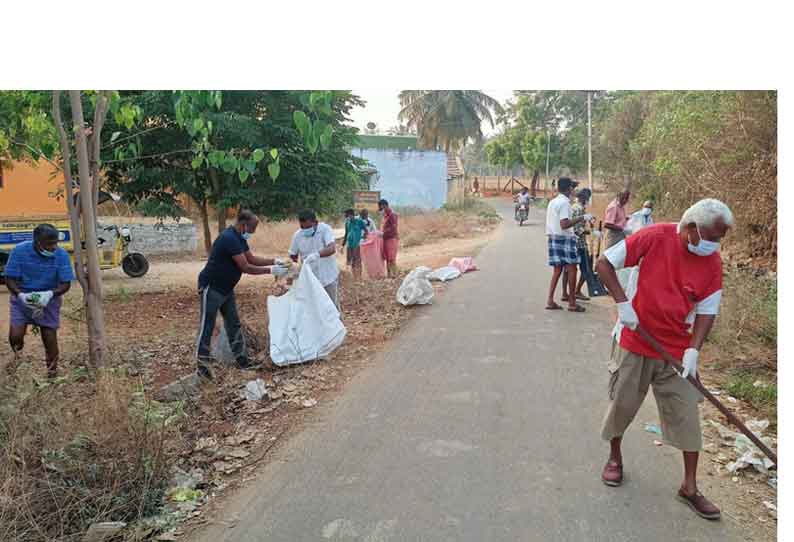 தூய்மை பணியில் களமிறங்கிய கிராம மக்கள்