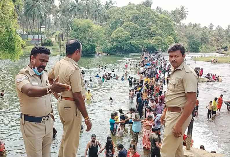 ஆழியாறு தடுப்பணையில் தடையை மீறி குளித்த சுற்றுலா பயணிகள்