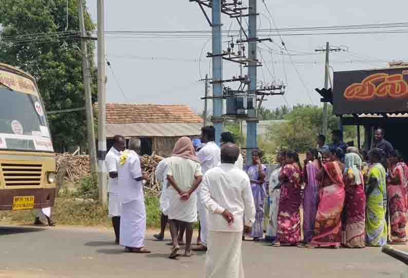 வல்லவாரி கடைவீதியில்  டாஸ்மாக் கடையை அகற்றக்கோரி அ.தி.மு.க.வினர் சாலை மறியல் தி.மு.க.வினர் போட்டி மறியலில் ஈடுபட்டதால் பரபரப்பு