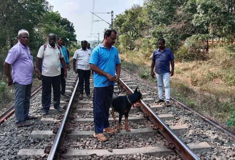 நாகர்கோவில் அருகே தண்டவாளத்தில் பாறாங்கற்களை போட்டு ரெயிலை கவிழ்க்க சதி சென்னை எக்ஸ்பிரஸ் அதிர்ஷ்டவசமாக தப்பியது