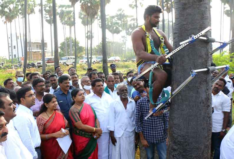 தூத்துக்குடி அருகே பனை மரம் ஏறும் கருவி செயல்முறை விளக்கம் கனிமொழி எம்.பி., அமைச்சர்கள் பார்வையிட்டனர்