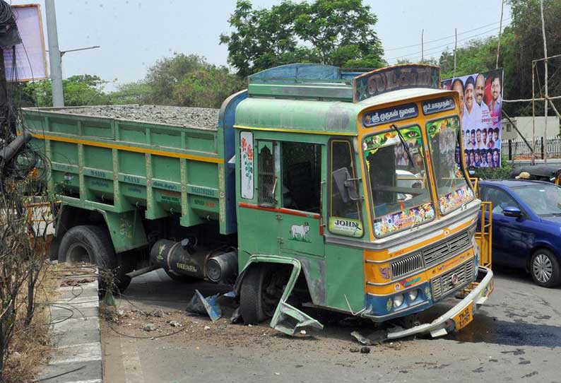 சாலையின் தடுப்பு கட்டையில் மோதிய டிப்பர் லாரி