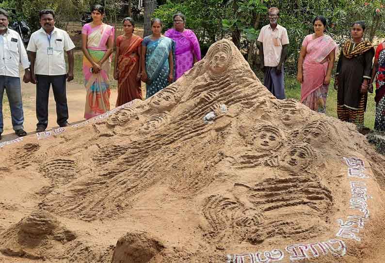 பள்ளி மேலாண்மை குழுவுக்கு விழிப்புணர்வு ஏற்படுத்தும் பெண் தன்னார்வலர்