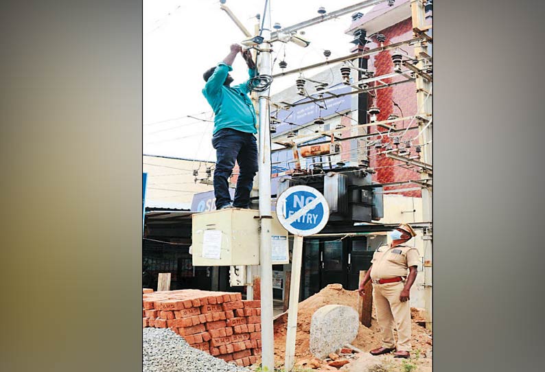 திருத்தணி நகராட்சி சாலைகளில் பழுதடைந்த கண்காணிப்பு கேமராக்களை சீரமைக்கும் பணி தீவிரம்