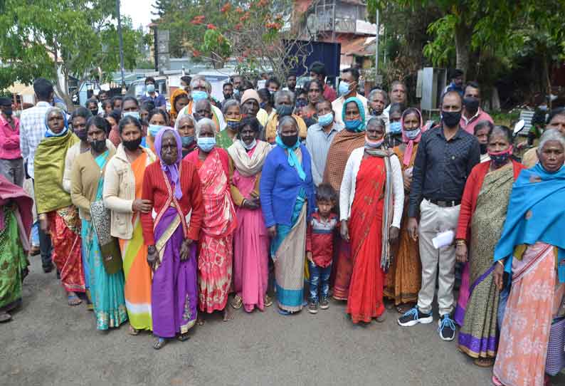 அடிப்படை வசதிகள் செய்து தர வேண்டும் கலெக்டரிடம் கிராம மக்கள் மனு