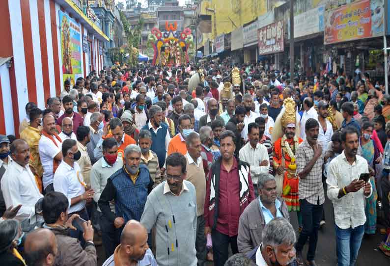 ஊட்டி மாரியம்மன் கோவிலில் தேர் ஊர்வலம்