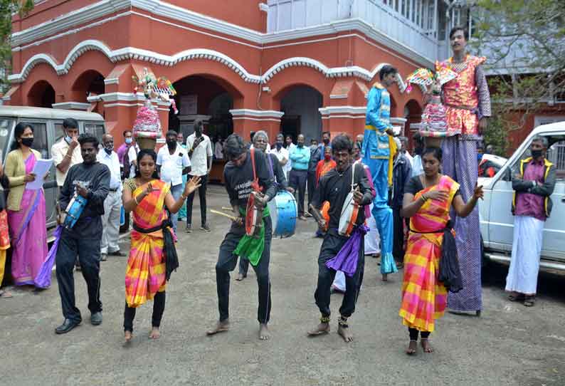 ஊட்டியில் மதுவிலக்கு குறித்து கலைநிகழ்ச்சிகள் மூலம் விழிப்புணர்வு