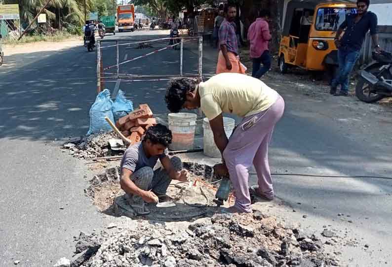 உடுமலையில் டிவி பட்டிணம் தளிசாலையில் பணிகளால் பாதாள சாக்கடை  போக்குவரத்து நெரிசல் ஏற்பட்டு வாகன ஓட்டிகள் அவதி