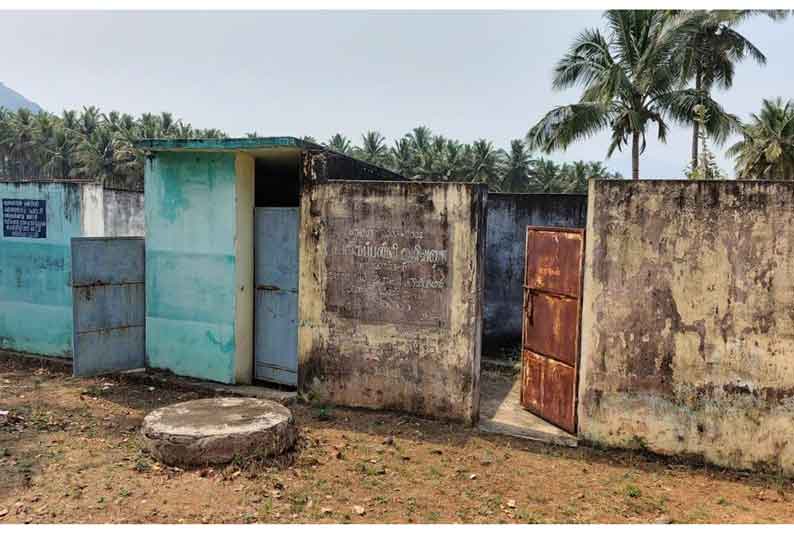 வாணியம்பாடி அருகே அடிப்படை வசதிகள் இன்றி செயல்படும் ஊராட்சி ஒன்றிய தொடக்கப்பள்ளி