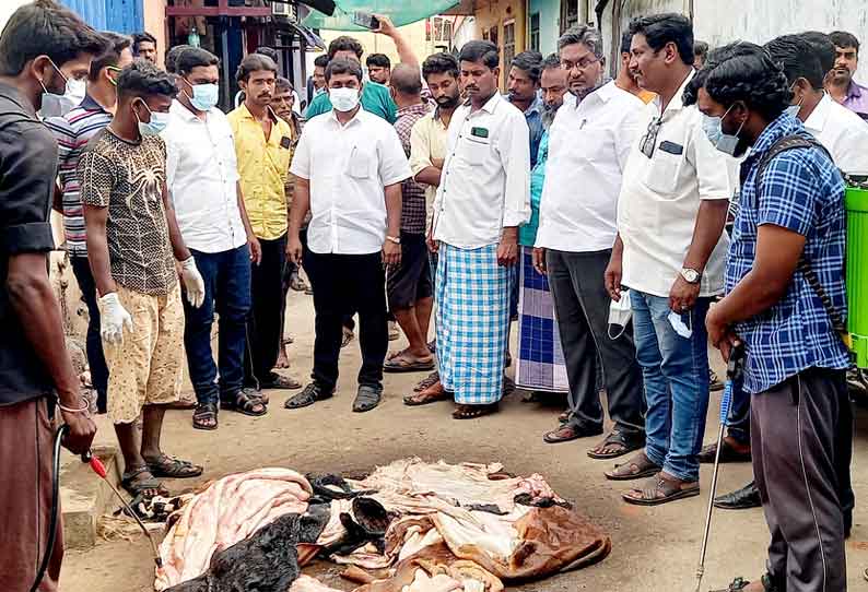 திருப்பத்தூரில் அனுமதியின்றி இயங்கிய மாடு அறுக்கும் தொட்டி, தோல்கள் அகற்றம்