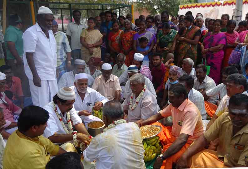 ராசிபுரம் அருகே சிவசுப்பிரமணியர் சாமி கோவிலில் மதநல்லிணக்க நிகழ்ச்சி-இந்து, முஸ்லிம்கள் சந்தனம் பூசி கொண்டனர்