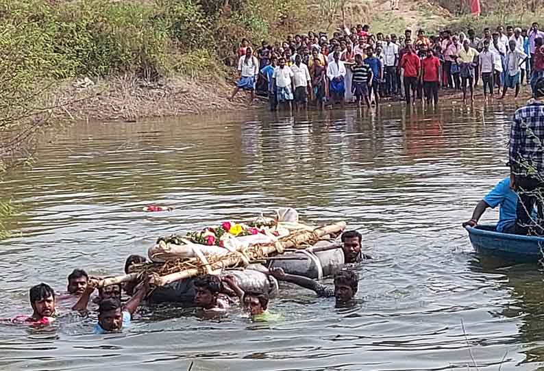 நாகர்கூடல் பகுதியில் அருகே பாலம் இல்லாததால் முதியவர் உடலுடன் ஆற்றை நீந்தி கடந்த கிராம மக்கள்