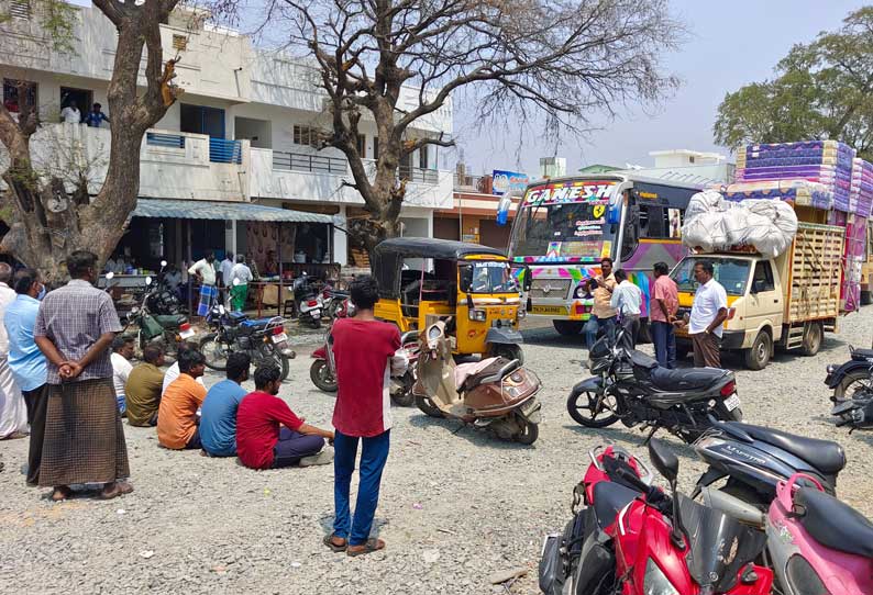 உளுந்தூர்பேட்டையில் சாலை விரிவாக்கப்பணிகளை விரைந்து முடிக்கக்கோரி பொதுமக்கள் சாலை மறியலில் ஈடுபட்டனர்