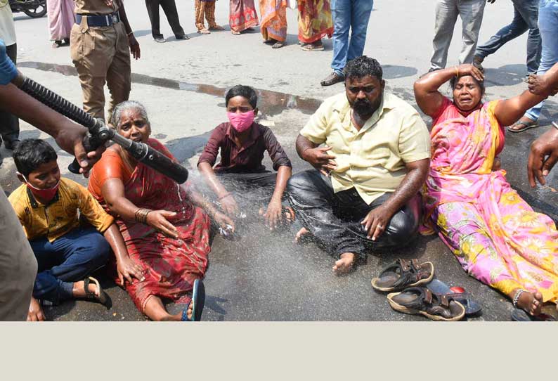 சேலம் கலெக்டர் அலுவலகம் முன்பு குடும்பத்தினருடன் தி.மு.க. பிரமுகர் தீக்குளிக்க முயற்சி-ரூ.67 லட்சம் கேட்டு மிரட்டுவதாக கட்சி நிர்வாகி மீது புகார்