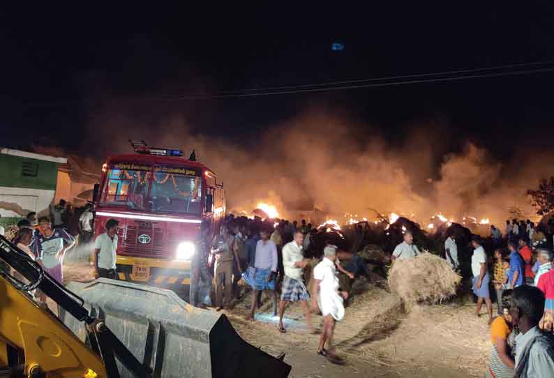 சுரண்டை அருகே வைக்கோல் படப்புகள் தீயில் எரிந்து நாசம்