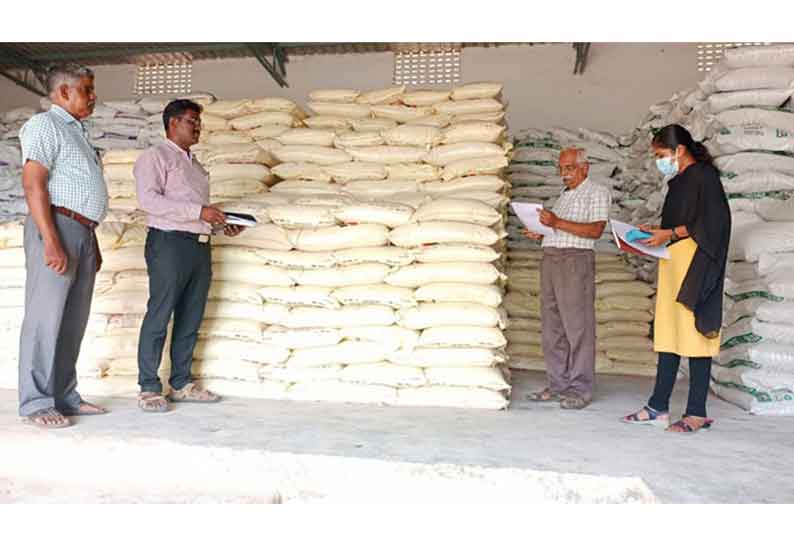 உர விற்பனை நிலையங்களில் வேளாண்மை அதிகாரிகள் திடீர் ஆய்வு