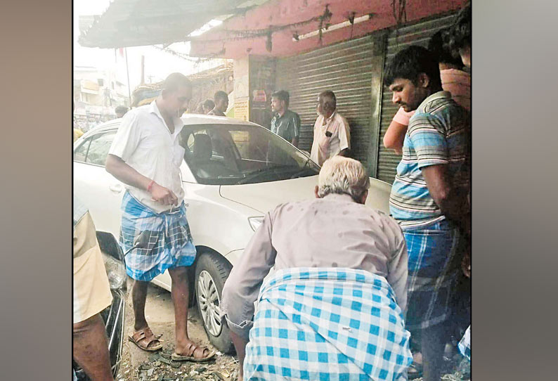 பள்ளிபட்டு பஸ் நிலையத்தில் இரும்பு கடைக்குள் புகுந்த கார்