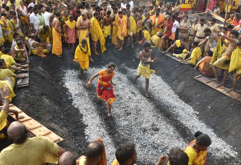 பக்தி பரவசத்துடன் பூக்குழி இறங்கிய பக்தர்கள்