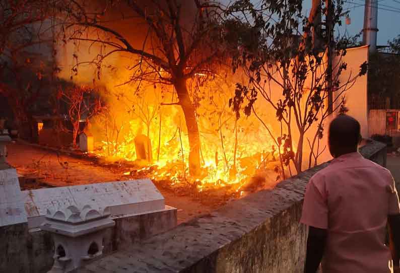 அரக்கோணம் சுடுகாட்டில் பயங்கர தீ