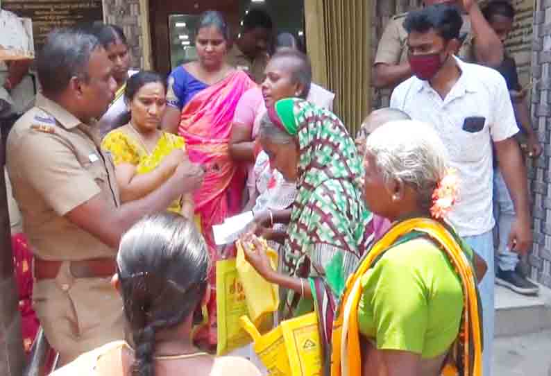 கூட்டுறவு வங்கியை பெண்கள் முற்றுகை