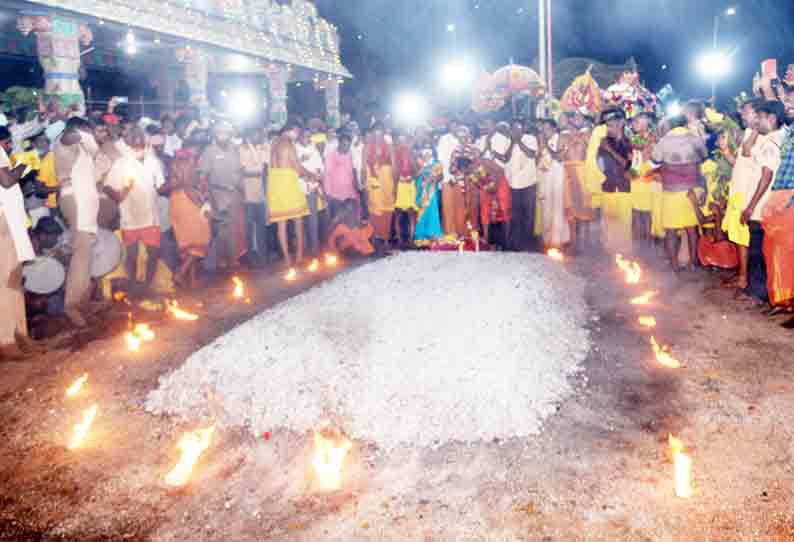 சத்தியமங்கலம் அருகே பிரசித்திபெற்ற பண்ணாரி அம்மன் கோவில் குண்டம் விழா- லட்சக்கணக்கான பக்தர்கள் தீ மிதித்து நேர்த்திக்கடன்