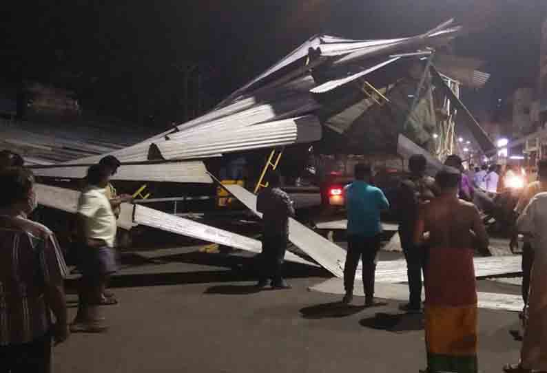 ஈரோடு பெரிய மாரியம்மன் கோவில் அருகில் அமைக்கப்பட்டு இருந்த பந்தல் மீது லாரி மோதியதால் பரபரப்பு