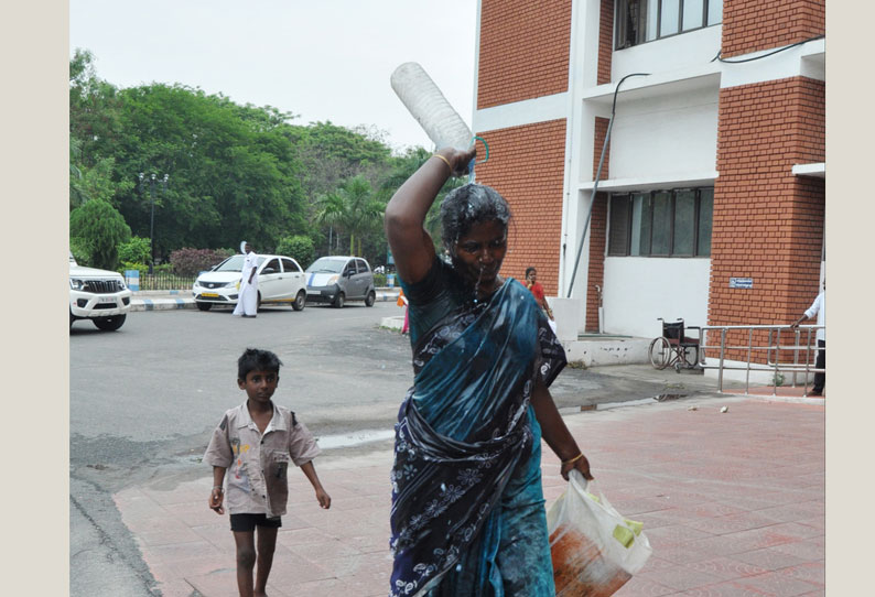 நிலத்தை மீட்டுத்தரக்கோரி கலெக்டர் அலுவலகம் முன்பு பெண் தீக்குளிக்க முயற்சி