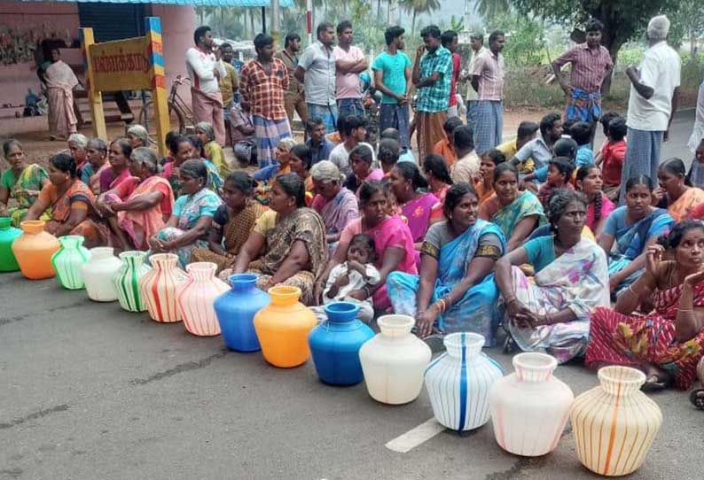 கெங்கவல்லி அருகே குடிநீர் கேட்டு காலி குடங்களுடன் பெண்கள் சாலை மறியல்