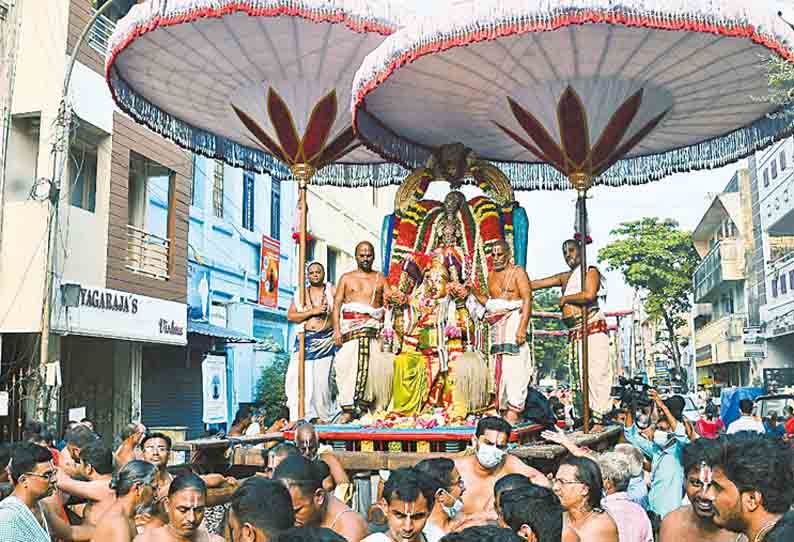 திருவல்லிக்கேணி பார்த்தசாரதி கோவிலில் கருட வாகனத்தில் சாமி வீதி உலா - திரளான பக்தர்கள் சாமி தரிசனம்