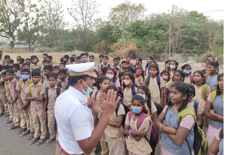 வாணியம்பாடியில் மாணவ- மாணவிகளுக்கு சாலைபாதுகாப்பு குறித்து விழிப்புணர்வு