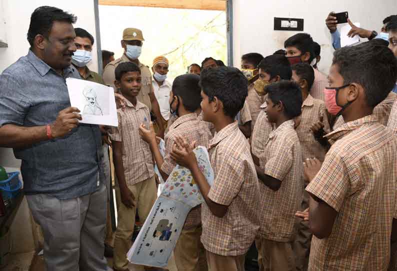 பாரதியார் ஓவியம் வரைந்த மாணவருக்கு பரிசளித்த கலெக்டர்