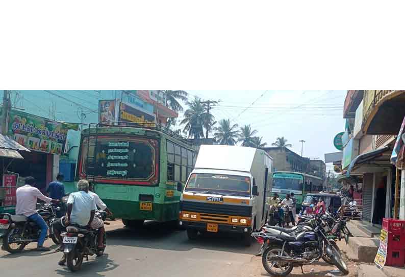 போக்குவரத்து நெரிசலில் சிக்கி தவிக்கும் வாகனங்கள்