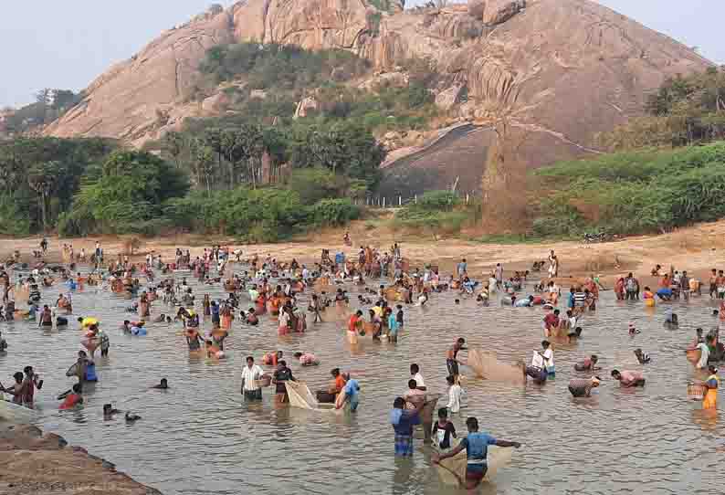 மீன்பிடி திருவிழா: கண்மாயில் மீன்களை அள்ளிய கிராம மக்கள்